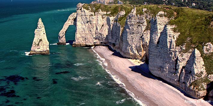 Die Kreidefelsen von Étretat mit dem Felsentor Port d'Aval und der Felsnadel Aiguille von oben, Côte d'Albâtre, Normandie