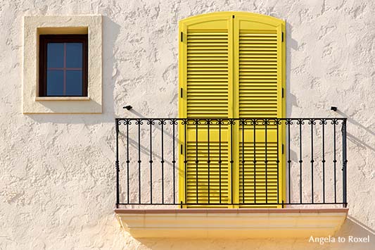 Andalucia - Balkon in Villaricos mit gelber Tür, weiße Hausfassade mit Balkon, gelber Balkontür und kleinem Fenster in Villaricos, Andalusien 2012