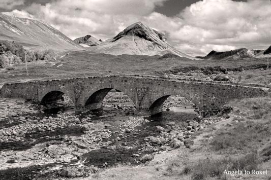 Die Sligachan Bridge, eine alte Steinbrücke auf der schottischen Insel Skye, vielen als Filmkulisse in "Highlander" bekannt, monochrom, Schottland