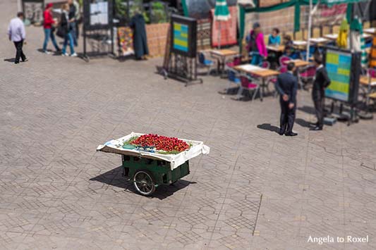 Verlassener Erdbeerstand auf dem Gauklerplatz Djemaa el Fna in Marrakesch, Marokko