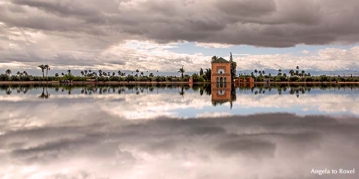 Der Pavillon spiegelt sich im Wasserbecken des Stadtgartens - Die Menara-Gärten in Marrakesch