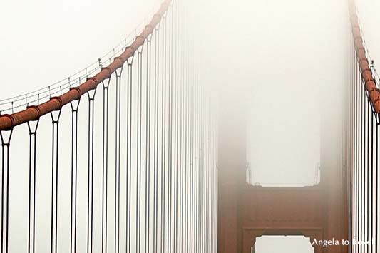 Stahlseile und Pylon der Hängebrücke Golden Gate Bridge im Nebel, Wahrzeichen von San Francisco, Texturgradient, Kalifornien - USA 2011