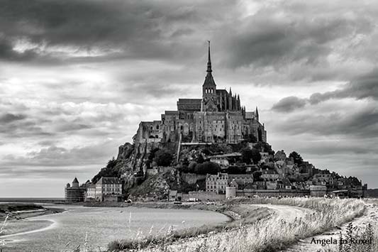 Architektur Bilder kaufen: Mont-Saint-Michel schwarz-weiß, dunkle Wolken umgeben den Klosterberg in der Normandie - Ihr Kontakt:  Angela to Roxel