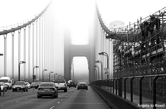 Golden Gate Bridge im Alltag, Brückenpfeiler im Nebel, schwarzweiß