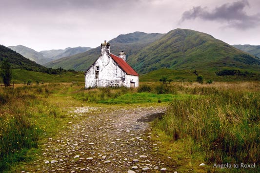 Fotografien kaufen: Glen Affric, verlassenes Cottage mit rotem Dach in der Einsamkeit der Highlands, Schottland | Ihr Kontakt: Angela to Roxel