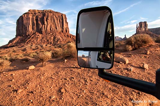 Abendtour durch das Monument Valley, Selbstporträt zwischen Tafelbergen im Rückspiegel eines Wohnmobils, Abendstimmung  - Utah, USA 2011