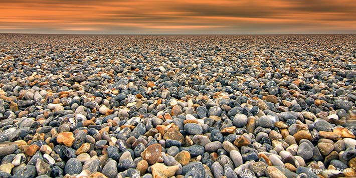 Die Weite der Kiesstrände an der Alabasterküste bei Dieppe, Normandie