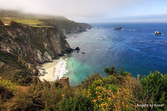 Bucht an der zerklüfteten Felsküste, Highway No 1, von oben, Big Sur, Kalifornien