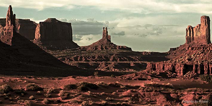 Sandsteinformationen im Monument Valley, Ebene auf dem Colorado Plateau, innerhalb der Navajo-Nation-Reservation, Abendstimmung - Arizona 2011