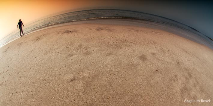 Landschaftsbilder kaufen: Silhouette eines Strandspaziergängers am Strand, Fisheye, Nordsee, Himmel mit Farbwechsel | Kontakt: Angela to Roxel