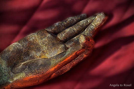 Abbildung des Jnana Mudras: Der Daumen berührt den Zeigefinger - goldene Hand auf rotem Hintergrund