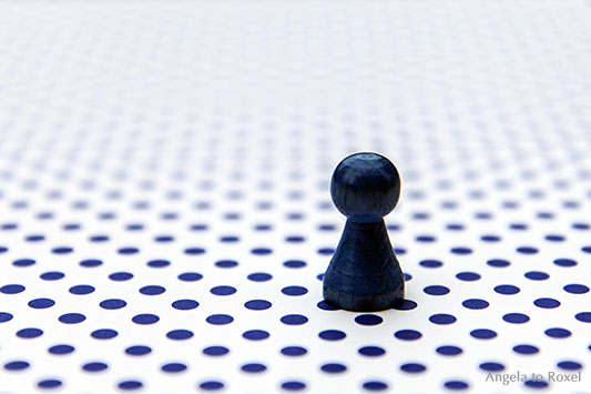 Standpunkte, blaue Spielfigur steht auf blau gepunkteter Fläche, Symbol für viele Standpunkte, Wahlmöglichkeiten | A. to Roxel