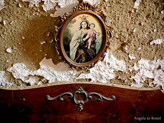 Fotografie: Marienbild an einer Wand, Maria mit dem Jesuskind, Putz blättert ab, Betthaupt in einer verlassenen Höhlenwohnung in Andalusien, Spanien