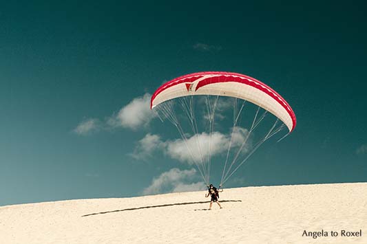 Fotografie: Startklar - Paraglider auf der Dune du Pilat in der Nähe von Arcachon, Gleitschirmfliegen in Nouvelle-Aquitaine, Frankreich 2012