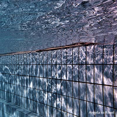 Fotografie: Unterwasseraufnahme eines Schwimmbeckens, Lichtreflexionen im Wasser und auf der Wand, blau, Unterwasserfotografie, Bildlizenz