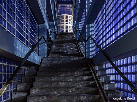 Blaue Glasbaustein an der Treppe zum Ausgang, Blauer Bahnhof 