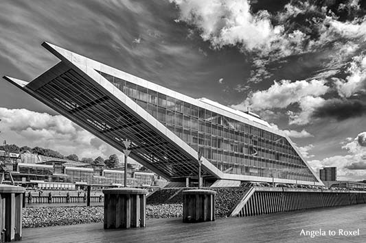 Schwarzweiß-Aufnahme des Bürogebäudes Dockland von der Elbe aus