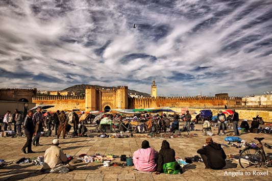 Fotografie: Vor der Kasbah in Fès, Markt vor der Altstadt, im Hintergrund die Stadtmauer, Marokko | Bilder kaufen - Ihr Kontakt: Angela to Roxel