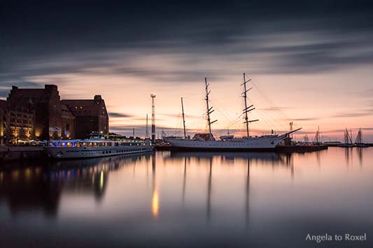 Das als Bark getakelte Segelschulschiff Gorch Fock im Hafen von Stralsund, Abendstimmung, stimmungsvolle Langzeitbelichtung - Stralsund 2013