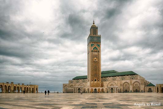 Innenhof der Moschee Hassan II, Weitwinkelaufnahme im diffusen Gegenlicht