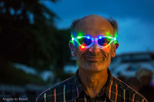 Porträt mit LED-Brille in der blauen Stunde