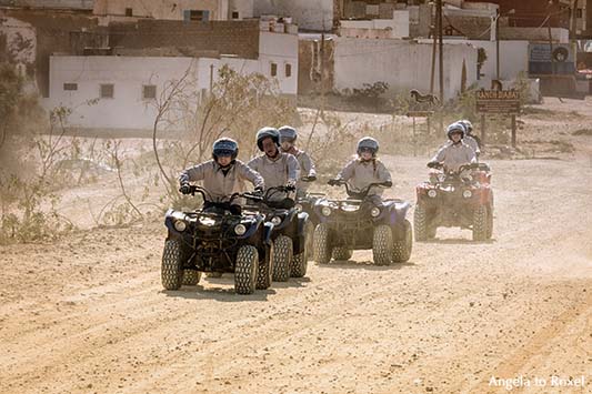 Fotografie: Rallye Diabat, Quad fahren in Marokko, jugendliche Quadfahrer auf einer staubigen Straße in Diabat, Essaouira/Marokko | Angela to Roxel