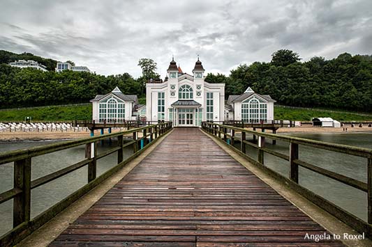 Langzeitbelichtung der Seebrücke Sellin auf Rügen an einem regnerischen Sommertag