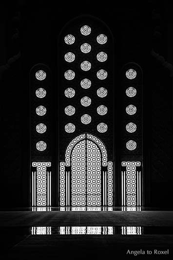 Tür und Fenster der Moschee Hassan II, Gegenlicht, schwarzweiß