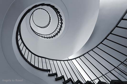 Spiralförmiges Treppenhaus, Wendeltreppe mit Blick nach oben, monochrom