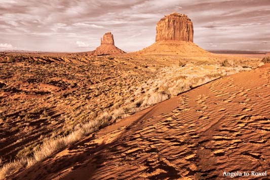 Butten am Abend, Sandsteinformationen East Mitten und Merrick Butte im Monument Valley in der Navajo-Nation-Reservation, Sonnenuntergang, Utah 2011