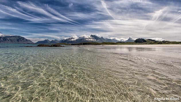 Berge hinter der Küste der Norwegischen See im Gegenlicht, Fredvang, Insel Flakstadøya, Lofoten, Nordland