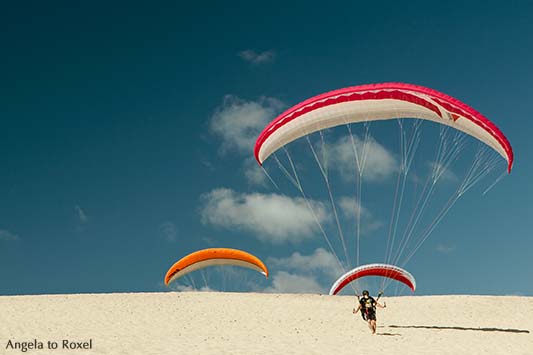 Drei Paraglider beim Küstenstart auf dem Dünenkamm - Dune du Pilat, Arcachon