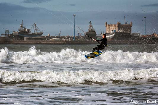 Fotografie: Kitesurfen in Essaouira, Kitesurfer vor der Hafenkulisse von Essaouira in Marokko, Wellen an der Plage Tagharte, Essaouira - Marokko 2014