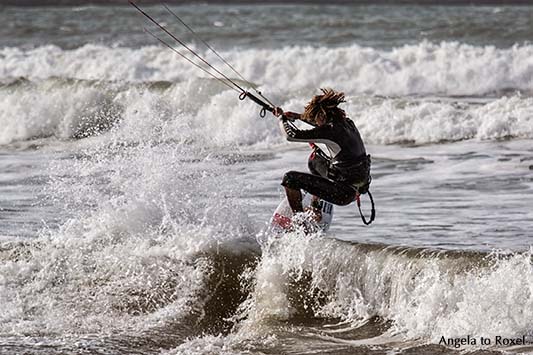 Fotografie: Dreadlock Holiday, Kitesurfer in Essaouira, Sprung eines Kitesurfers in der Brandung, Plage Tagharte, Marokko 2014 | Angela to Roxel