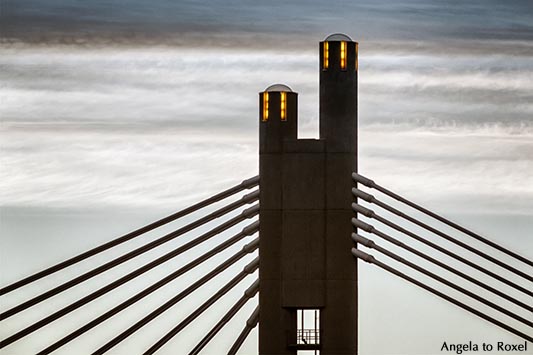 Fotografie: Twilight - Detail der Holzfällerkerzenbrücke, Pylon der Jätkänkynttiläsilta in Rovaniemi in der Dämmerung - Lappland, Finnland Juli 2014