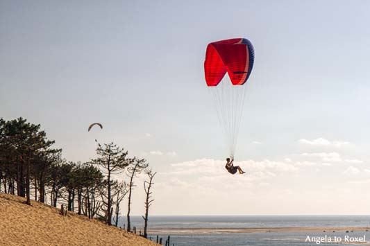 Fotografie: Zwei Paraglider fliegen am Atlantik über der Dune du Pilat, Aquitanien, Frankreich | Ihr Kontakt: Angela to Roxel