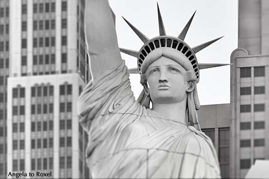 Detail der nachgebildeten Freiheitsstatue vor dem New York - New York Hotel in Las Vegas, Schwarzweißaufnahme, Las Vegas, Nevada