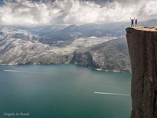 Zwei Wanderer auf dem Prekestolen, der Felskanzel hoch über dem Lysefjord