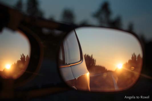 Fotografie: Mitternachtssonne spiegelt sich im doppelten Rückspiegel während einer Autofahrt durch der Mittsommernacht, Nordschweden 2014 - Stockfoto