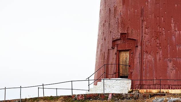 Detail des roten Leuchtturms in Andenes, Eingang