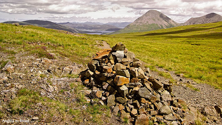 Fotografie: Cairns & Cuillins, Steinhaufen, Wegweiser nach Sligachan, im Hintergrund die Red Cuillins, Skye, Schottland, Landschaftsbilder kaufen