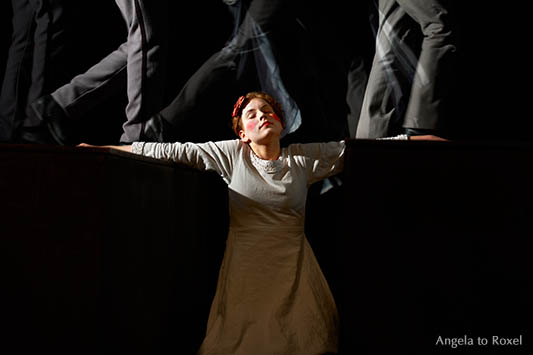 Fotografie: Aufbruch, Marja in Böse Geister, nach dem Roman von Fjodor Dostojewskij, Theater Total in der Stadthalle Brakel, 07.05.2015, Bühnenbild