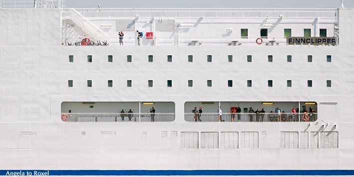 Passagiere auf dem Finnclipper, Fähre vor der Einfahrt in den Hafen von Malmö, Detailaufnahme der Außenkabinen und Decks - Schweden 2014