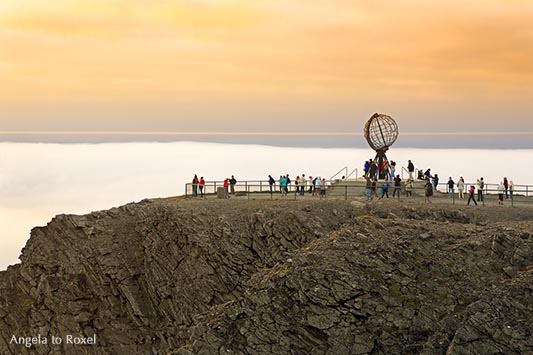 Menschen am Globus auf der Nordkap-Plattform, Mittsommernacht