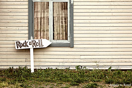 Schild Rock 'n' Roll vor einem verlassenen Holzhaus in Andenes, Vesterålen