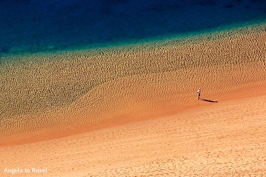 Fotografie: Solitary Beach, Mann am leeren Strand aus der Vogelperspektive, Playa de las Teresitas, Teneriffa | Angela to Roxel