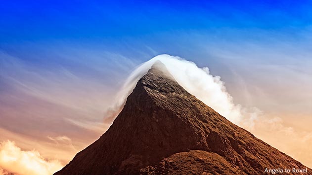 Berg, Toblerone Mountain, Gipfel von Wolke umhüllt, Fredvang, Insel Moskenesøya, Flakstad,  Lofoten, Nordland, Norwegen