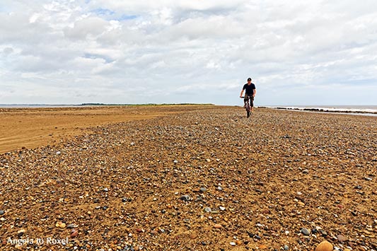 Biker auf der zerbrechlichen Halbinsel Spurn Head, die an der schmalsten Stelle nicht breiter als 50 m ist - Easington, East Riding of Yorkshire, England