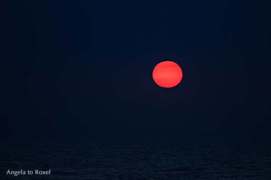 Kunstfotografie: Rote Sonne über dunklem Meer, Dunkelheit, Sonnenuntergang auf Sylt, low key, Wenningstedt | Ihr Kontakt: Angela to Roxel