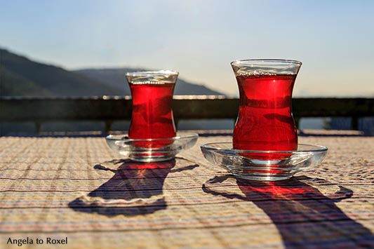 Zwei Gläser Tee auf einem Tisch, Istanbul, Türkei